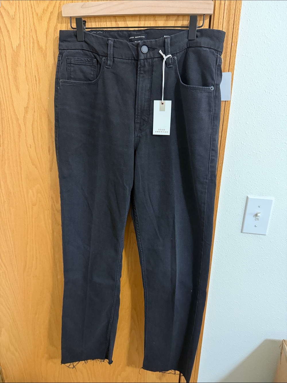 Sz. 10 Good American Black High Rise Straight-Leg Jeans with Raw Hem